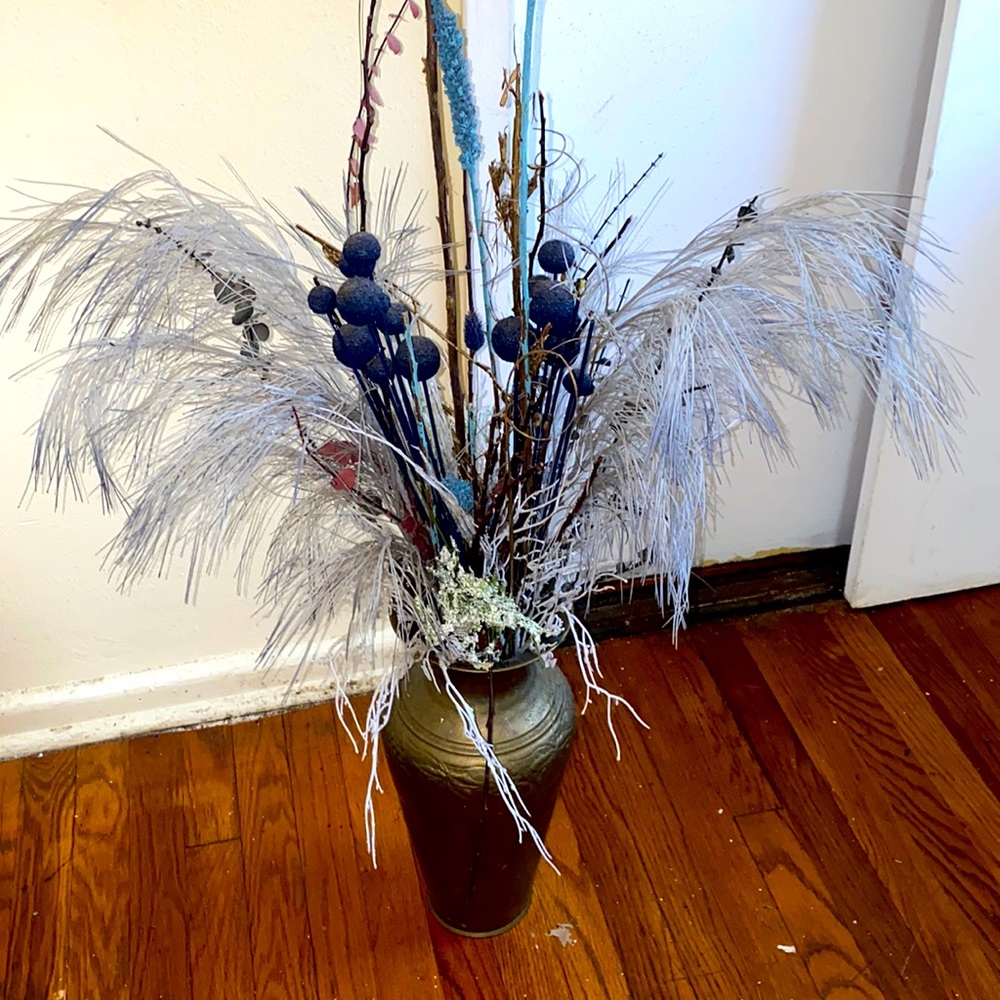 Beautiful fake flower with Vase 🥰
